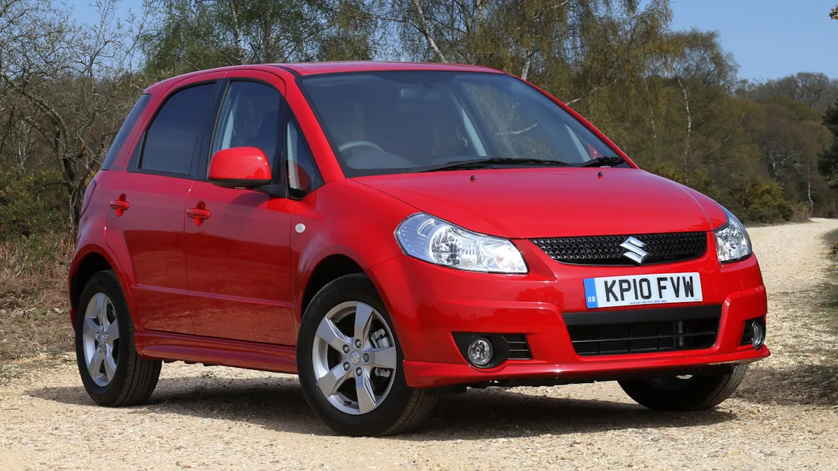 Suzuki SX4 Sport vermelho de frente