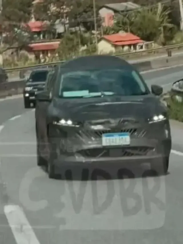 Novo Nissan Sentra 2026 rodando camuflado no Brasil