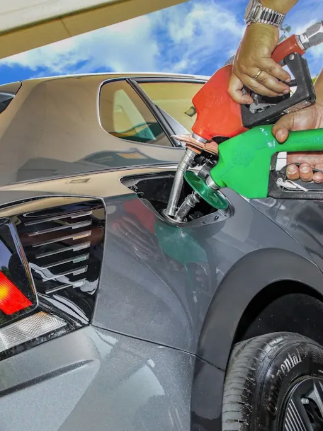 Volkswagen Polo Track cinza sendo abastecido com etanol e gasolina ao mesmo tempo