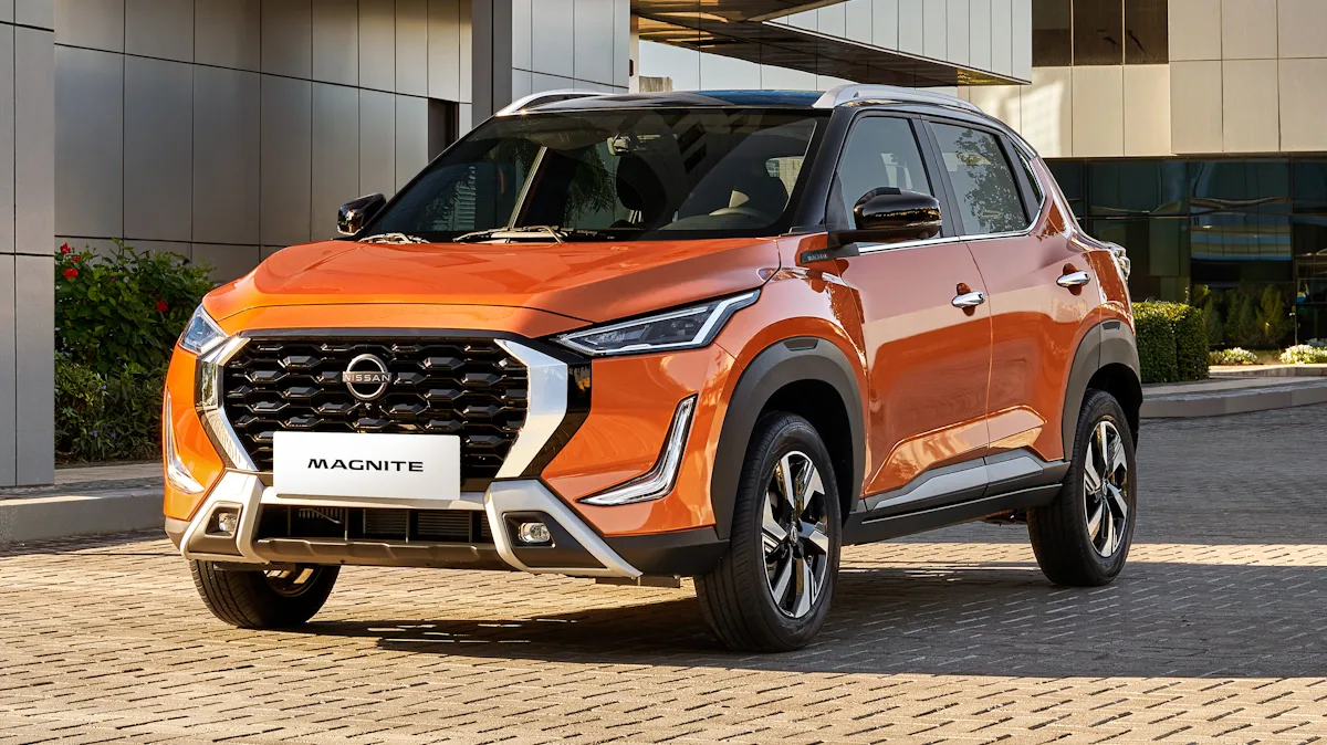 Nissan Magnite laranja com teto preto de frente