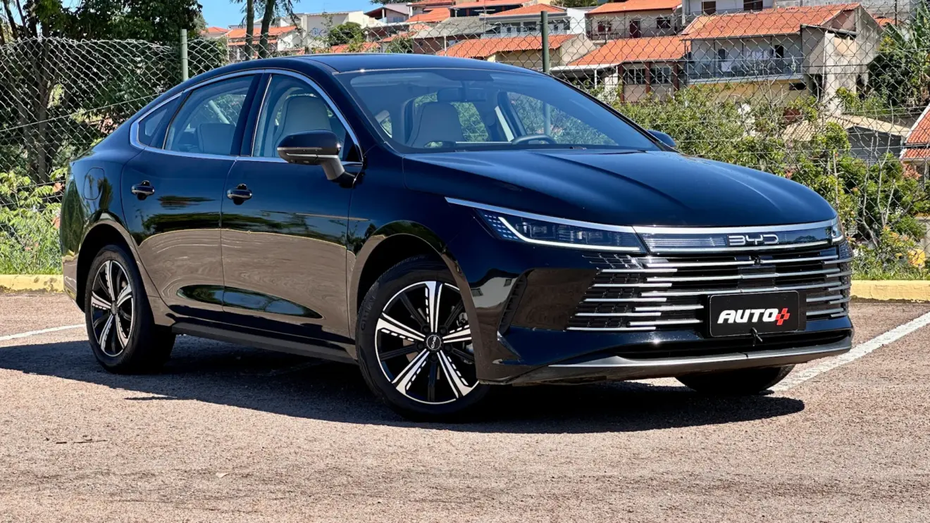 BYD King GS ´reto de frente em um estacionamento