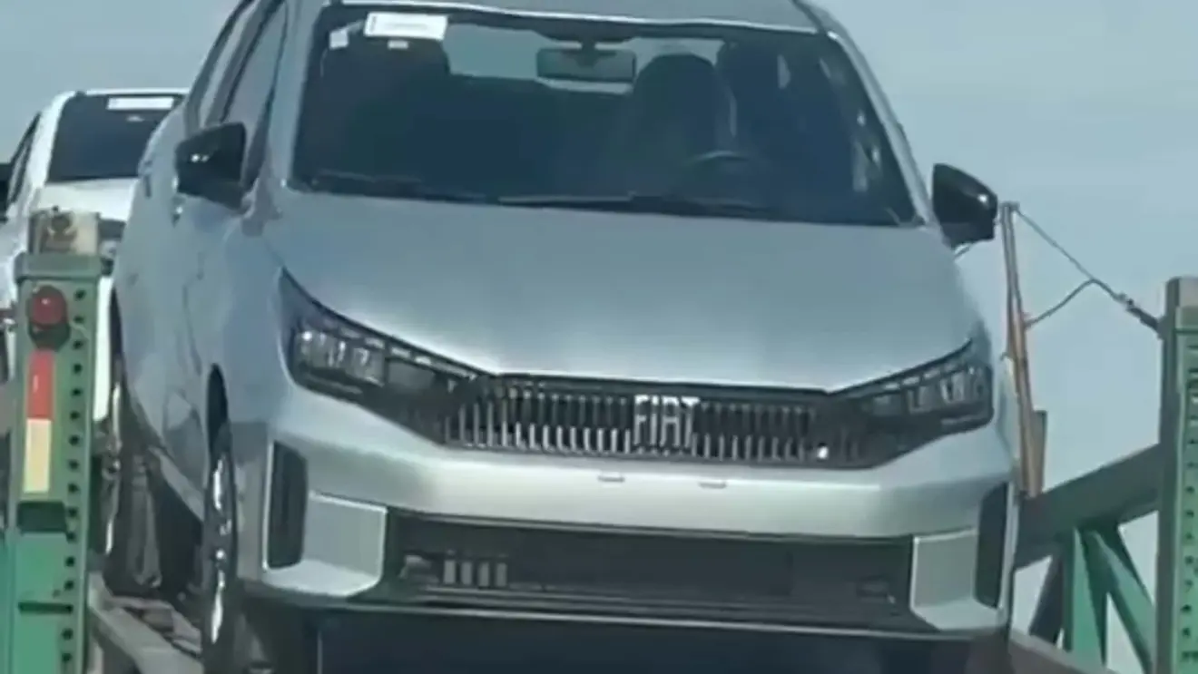 Fiat Cronos reestilizado prata com detalhes pretos e visto de frente