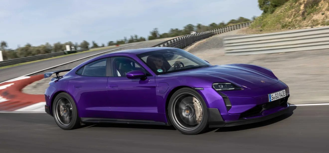 Porsche Taycan Turbo GT Pacote Weissach roxo andando na pista entrega 1.034 cv de potência
