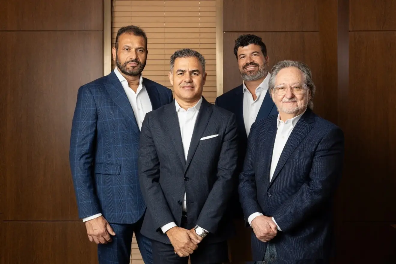 Executivos da Revo e Carbon reunidos com fundo escuro