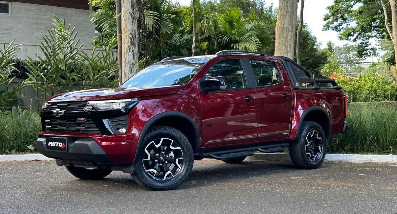Chevrolet S10 Z71 vermelha parada de dianteira-lateral com árvores ao fundo