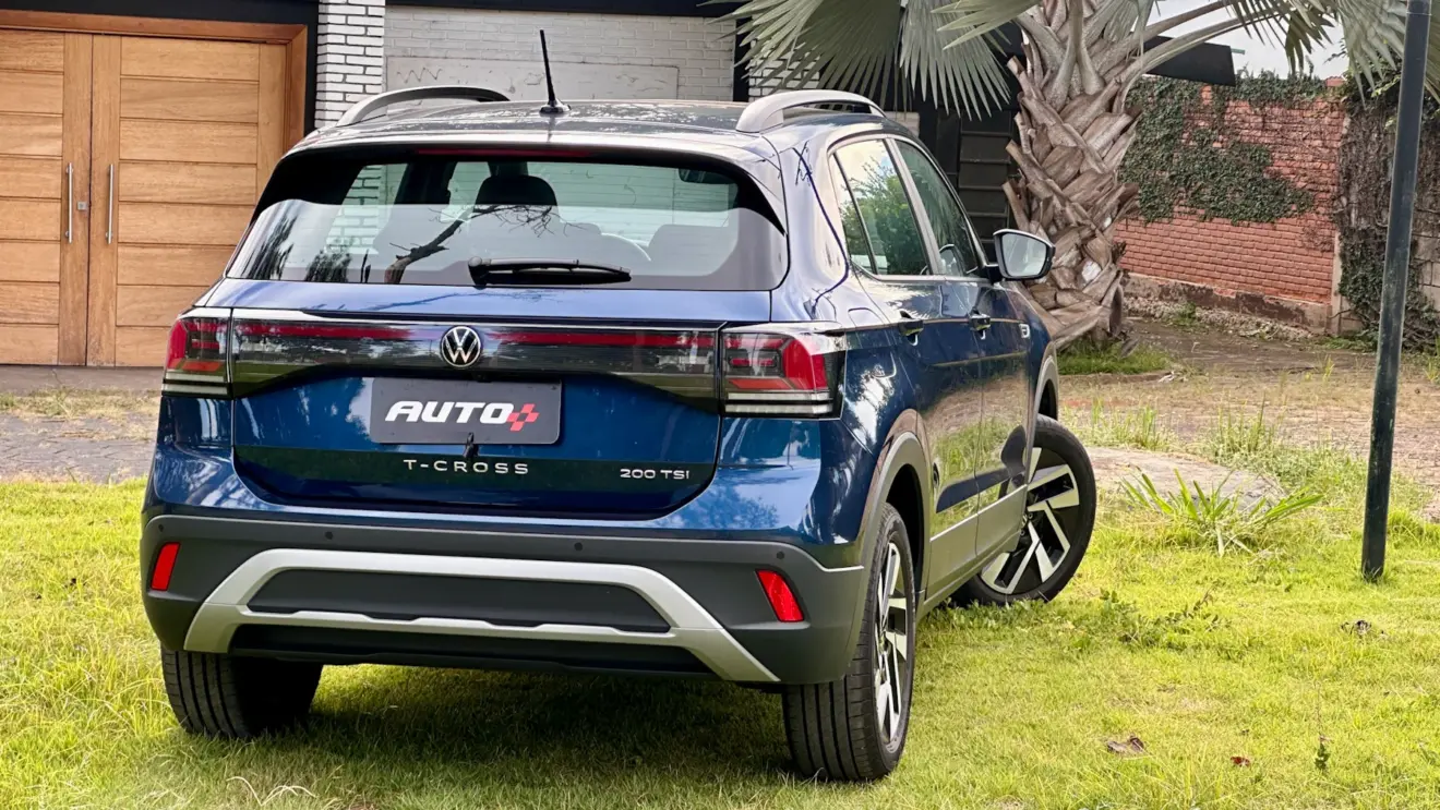 Volkswagen T-Cross Comfortline azul de trás em um gramado com uma casa ao fundo