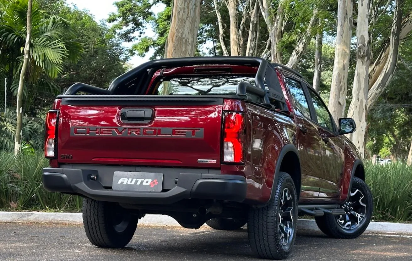 Chevrolet S10 Z71 vermelha parada de traseira com árvores ao fundo