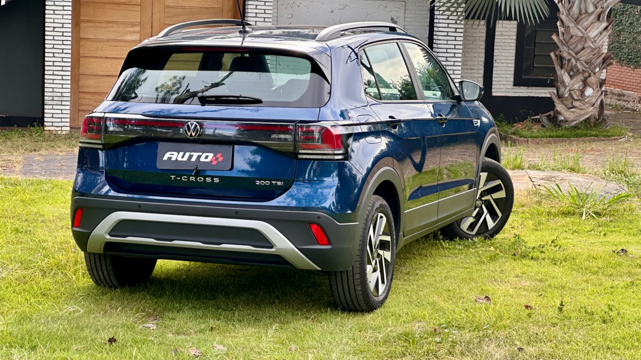 Volkswagen T-Cross Comfortline azul de trás em um gramado com uma casa ao fundo carro mais vendido do brasil