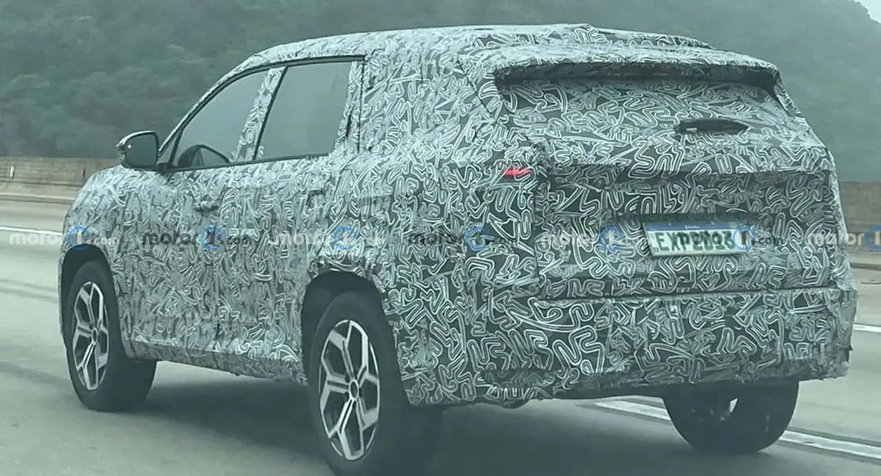 Novo utilitário da Renault de traseira andando no Rodoanel de São Paulo