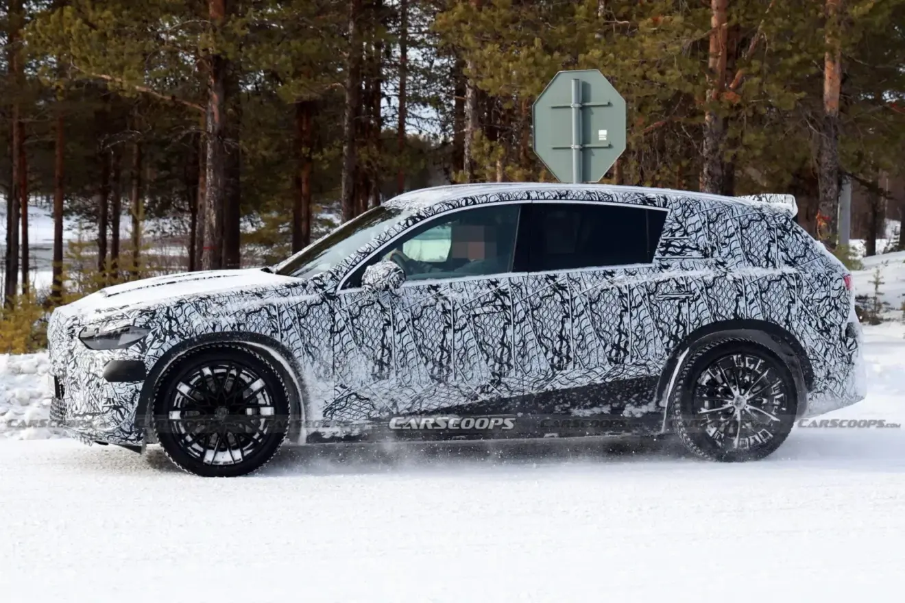 Novo Mercedes-AMG GLC elétrico camuflado de preto e branco, visto de lado