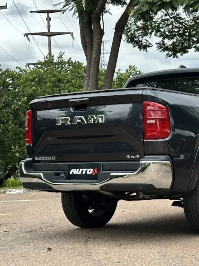 Ram Rampage Laramie 2.2 cinza parada de traseira