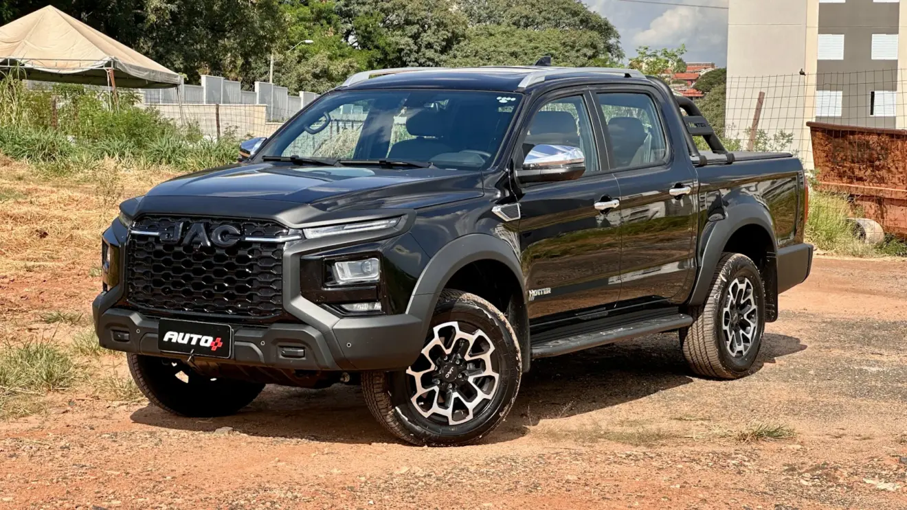 JAC Hunter preta de lado em uma construção