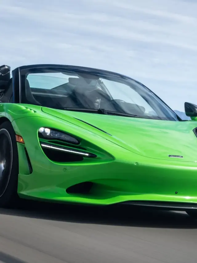 McLaren 750S verde de frente andando na estrada é um dos carros com alta potência