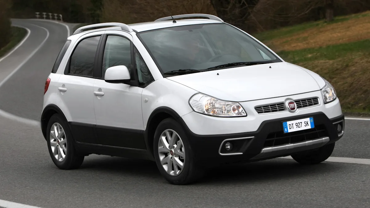 fiat sedici branco reestilizado de frente