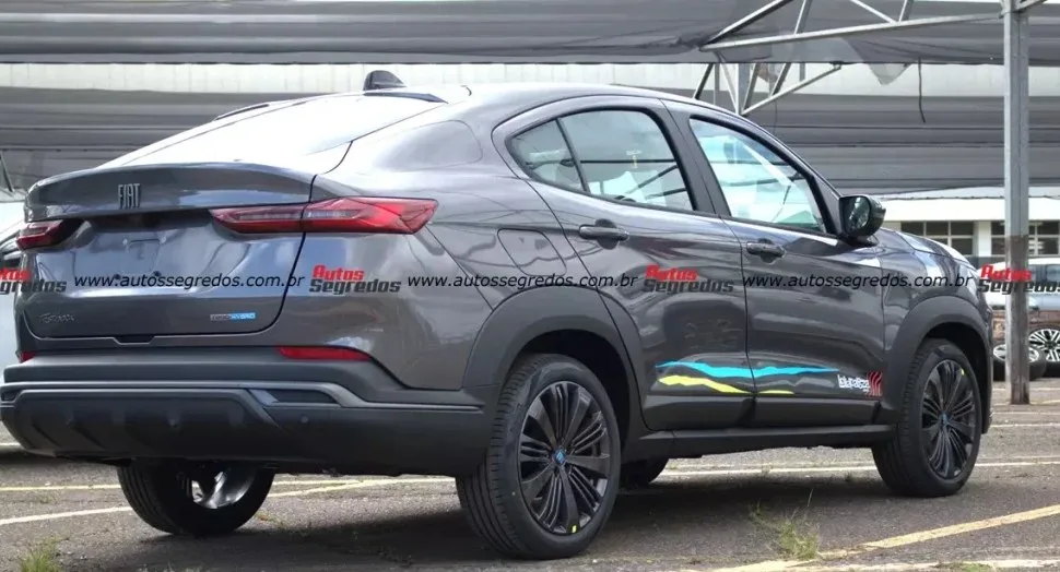 Fiat Fastback Lollapalooza cinza parado de traseira