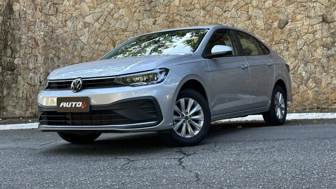 Volkswagen Virtus 170TSI parado de frente e lateral com muro de pedra ao fundo