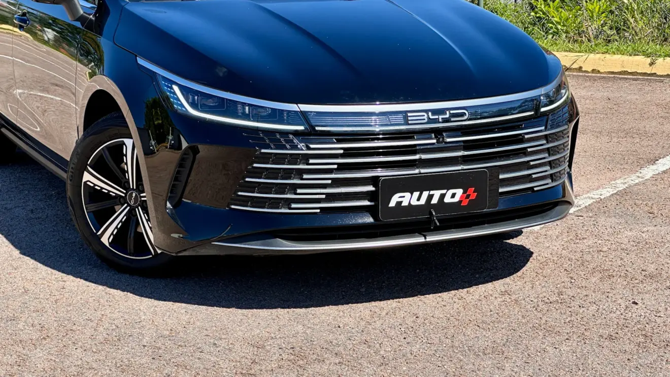 BYD King GS preto de traseira em um estacionamento