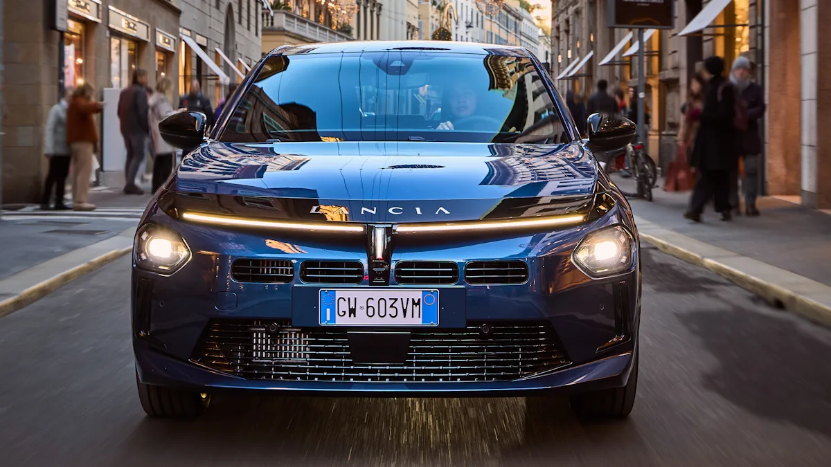 Lancia Ypsilon de frente com farol aceso