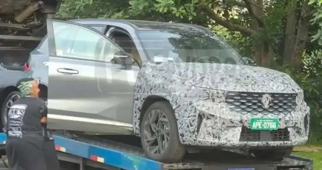 Renault Grand Koleos camuflado sobre plataforma