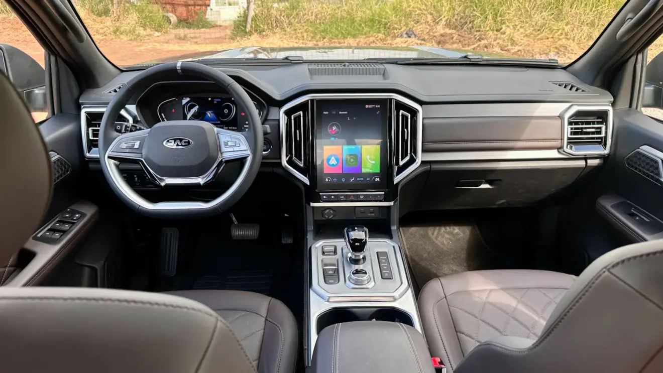 interior da JAC Hunter