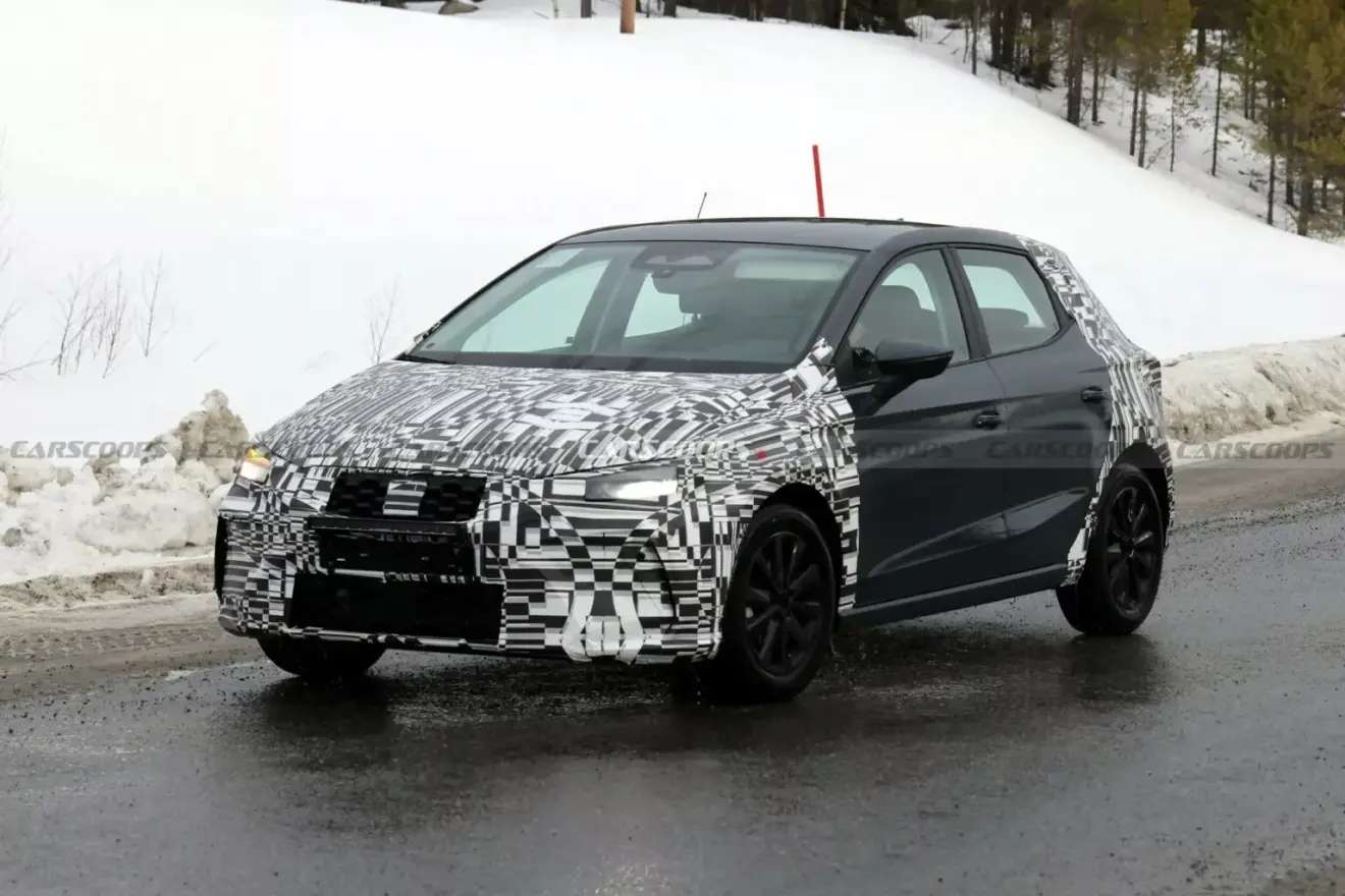 Seat Ibiza cinza reestilizado com camuflagem preta e branca, visto de frente e com faróis acesos