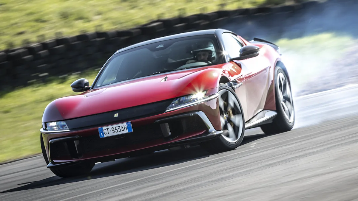 Ferrari 12Cilindri vermelha fazendo drift