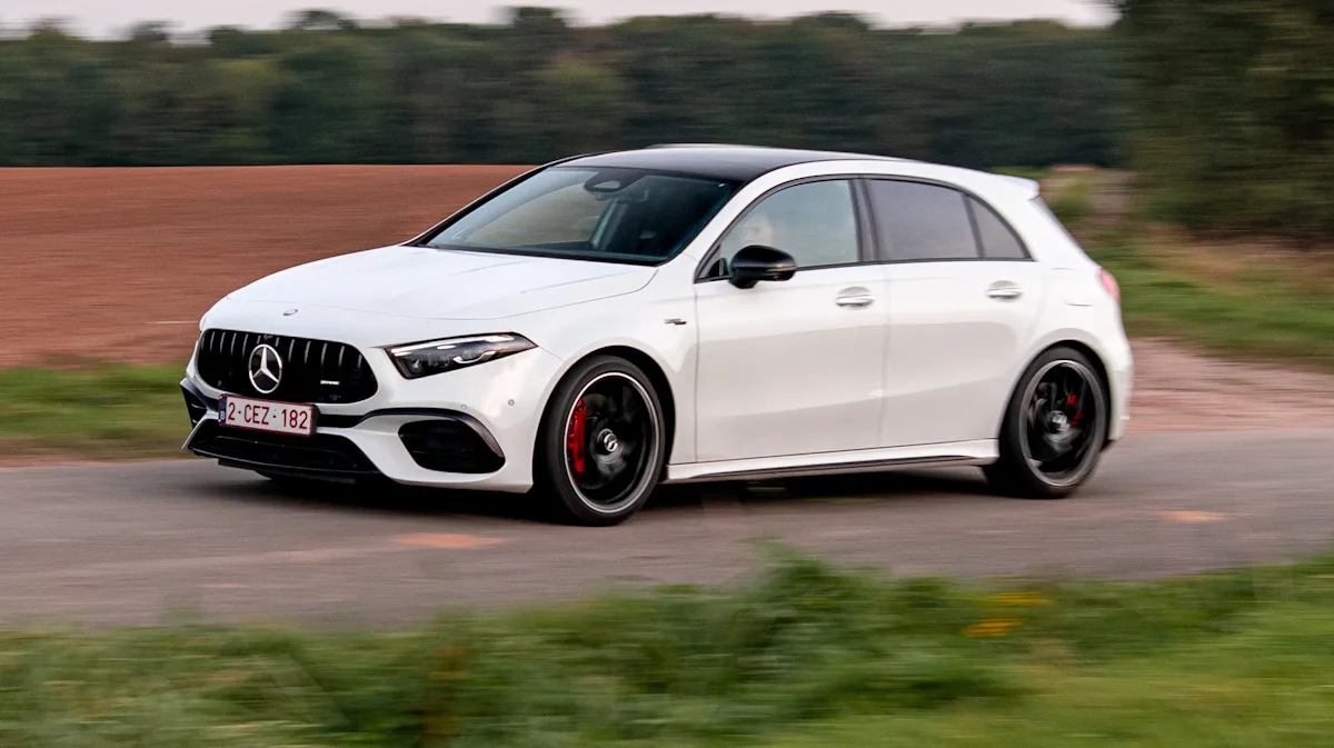 Mercedes-AMG A45 S branco de frente em um por do sol