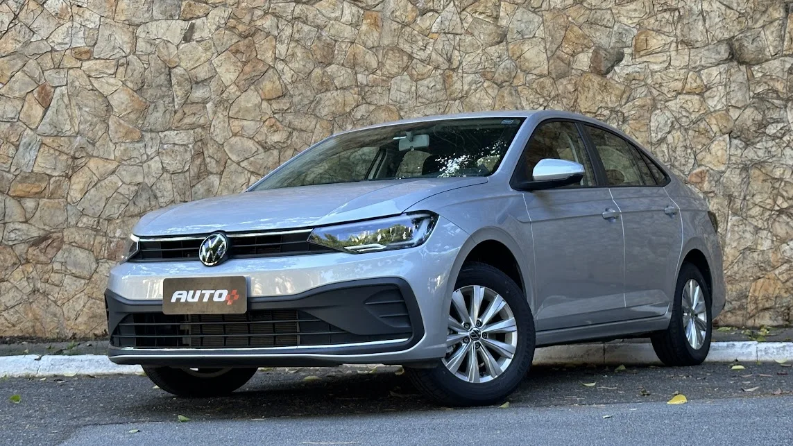 Volkswagen Virtus 170 TSI prata estacionado de frente com muro de pedra ao fundo