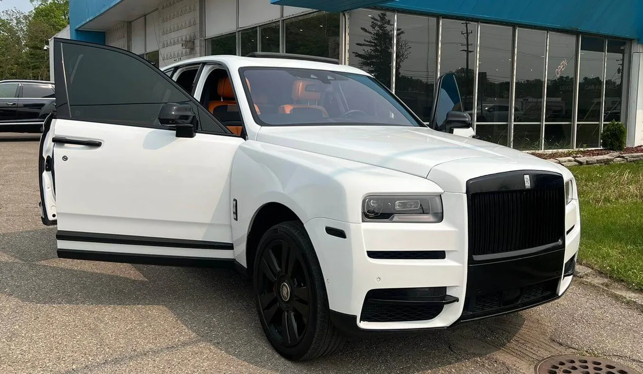 Imagem mostra Rolls-Royce Cullinan branco usado em assalto nos EUA