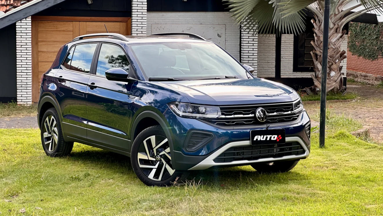 Carro Volkswagen T-Cross Comfortline azul de frente em um gramado é um SUV ou crossover