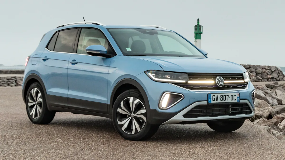 Volkswagen T-Cross europeu reestilizado parado de frente