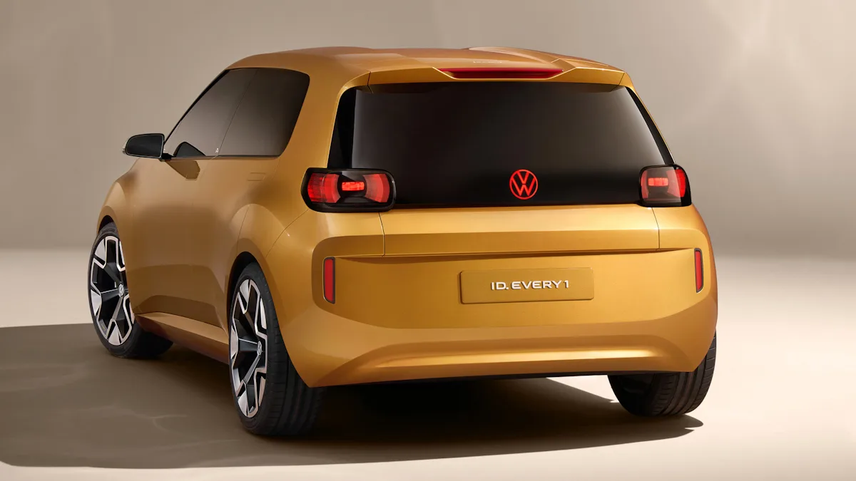 Volkswagen ID.Every1 dourado de traseira