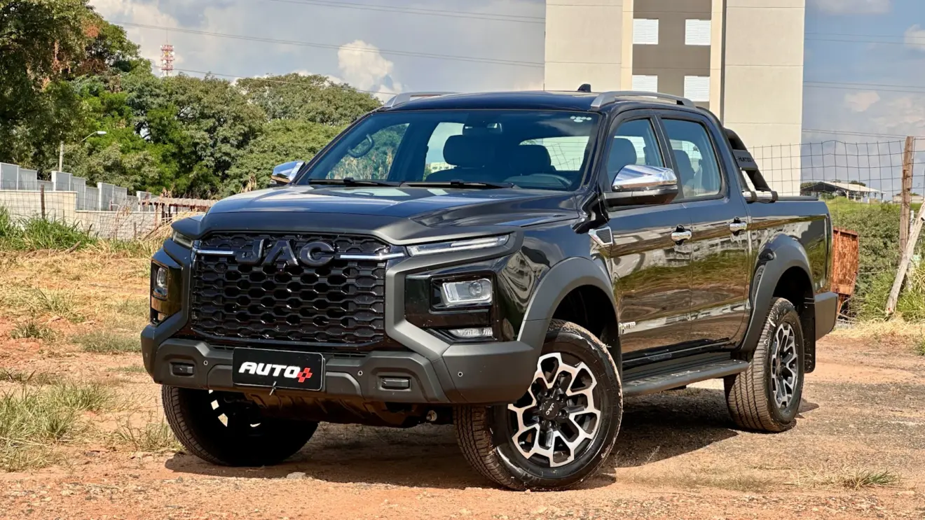 JAC Hunter preta de frente em uma construção