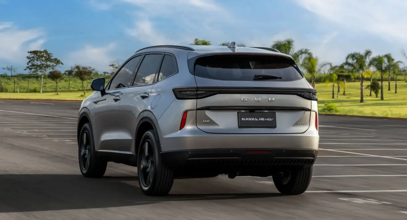 GWM Haval H6 HEV2 de traseira andando na pista