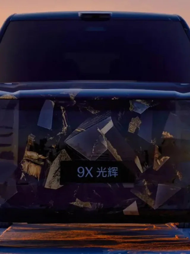 Dianteira do Zeekr 9X Grand camuflado de preto e com faróis acesos