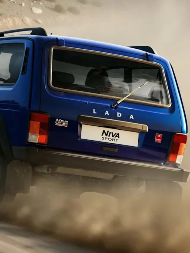 Lada Niva Sport azul andando na areia