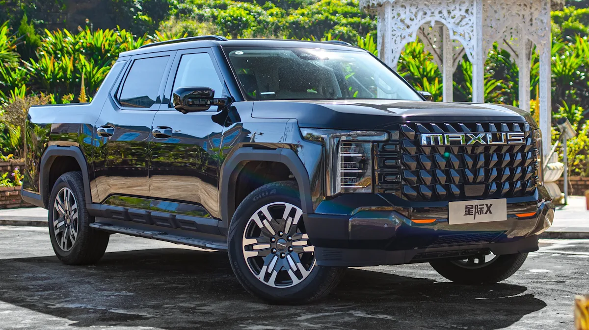 Caminhonete Maxus Interstellar X preta parada de frente