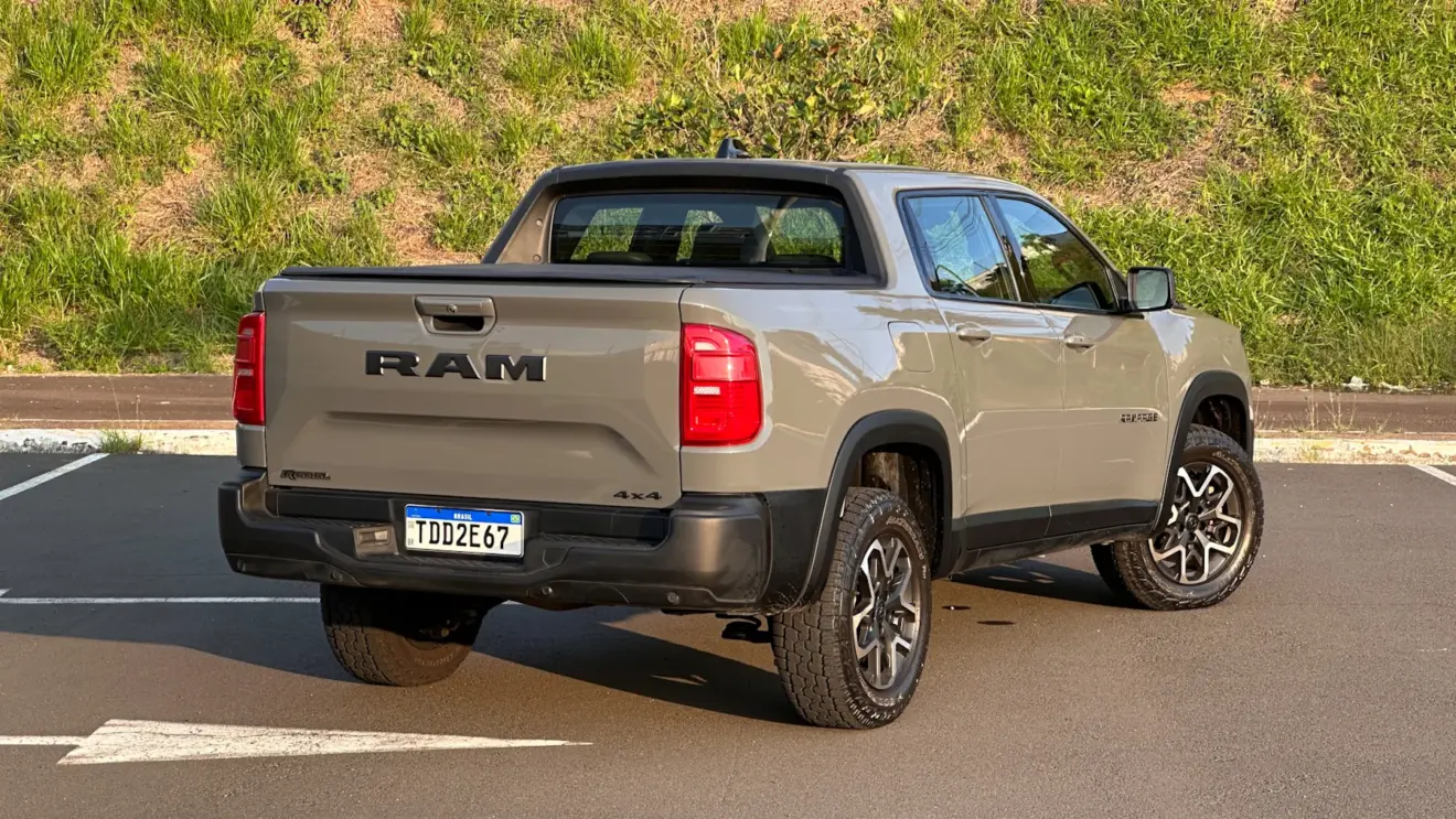 Caminhonete Ram Rampage Rebel diesel cinza de traseira em um por do sol