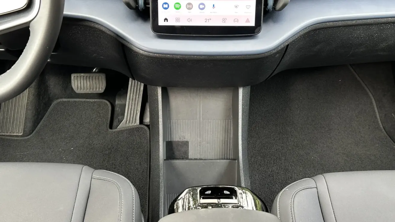 Local para colocar o cartão no Volvo EX30