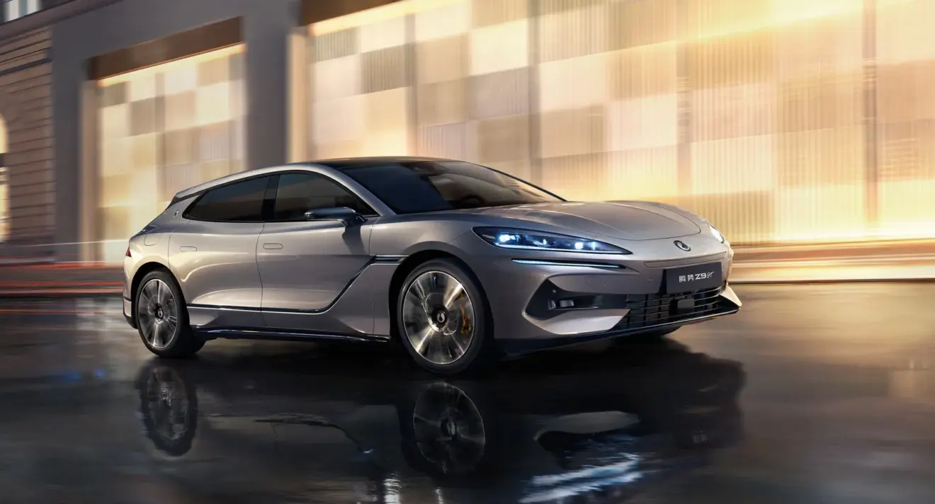 Denza Z9 GT de lado andando na cidade