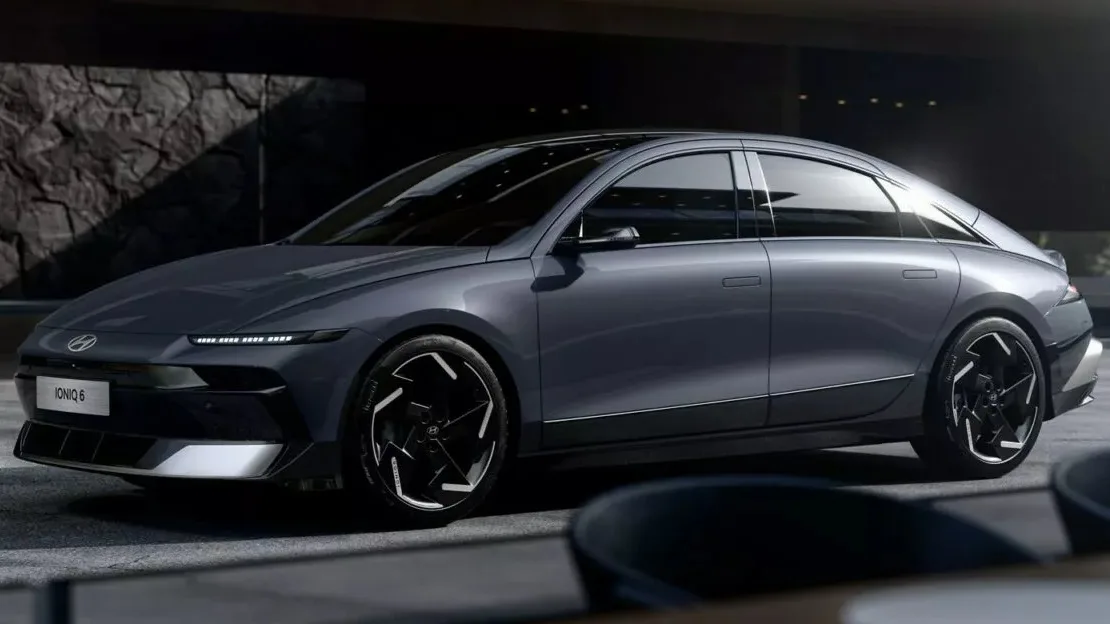 Hyundai Ioniq 6 reestilizado cinza, visto de lado e com DRL's acesos