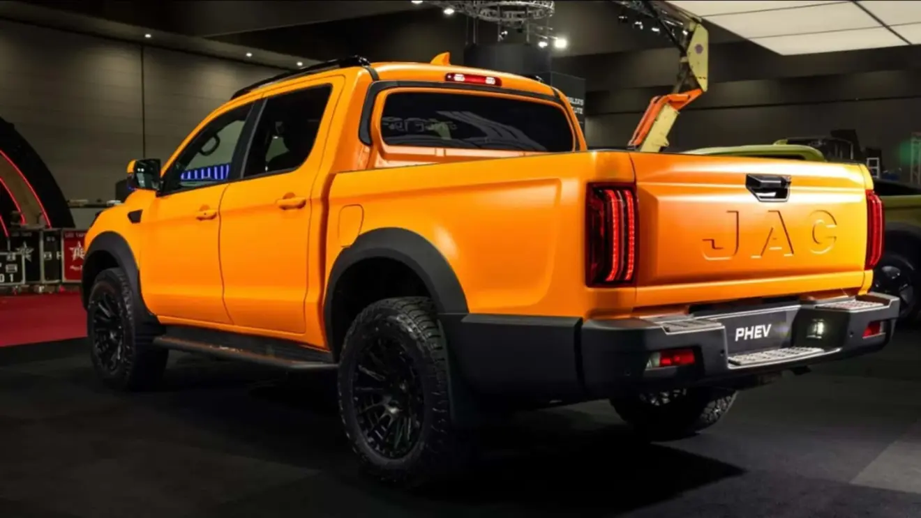 JAC Hunter PHEV amarela de traseira em um fundo preto