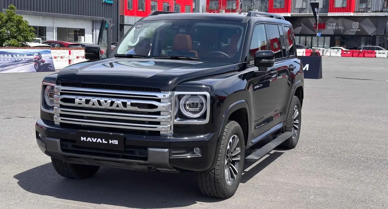 Haval H9 cinza parado de frente