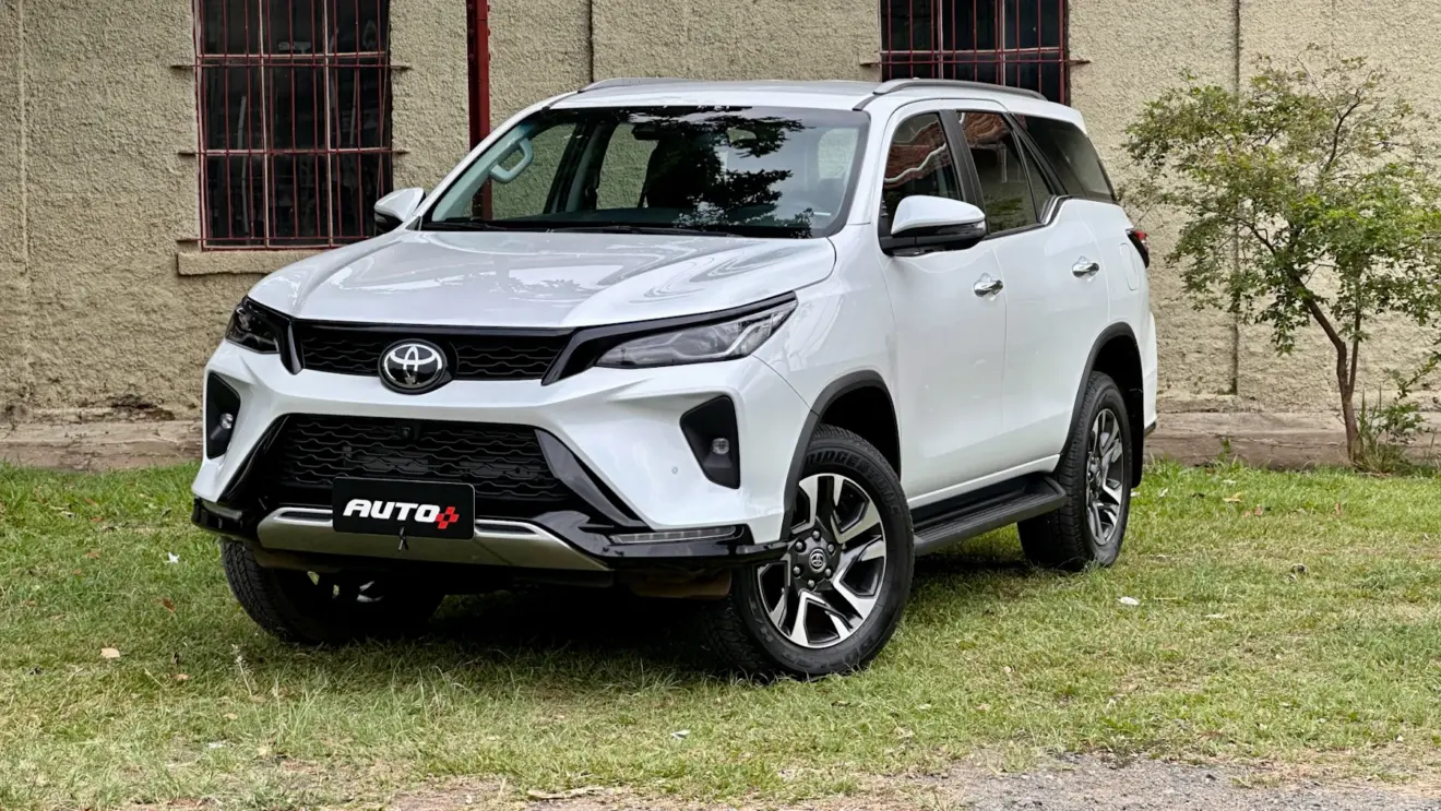 Toyota SW4 SRX Platinum branco de frente em um gramado