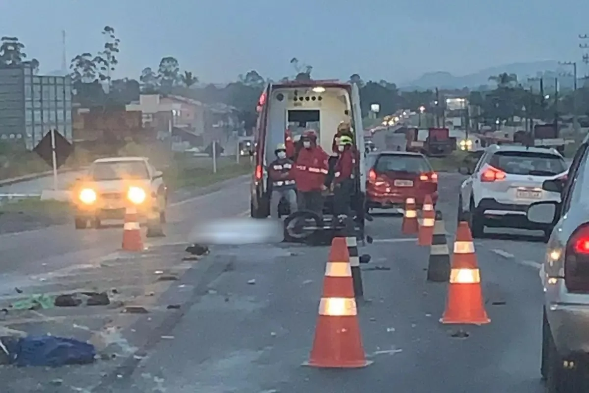 Acidente na BR-280 com ambulância, bombeiros, carros e cones em destaque