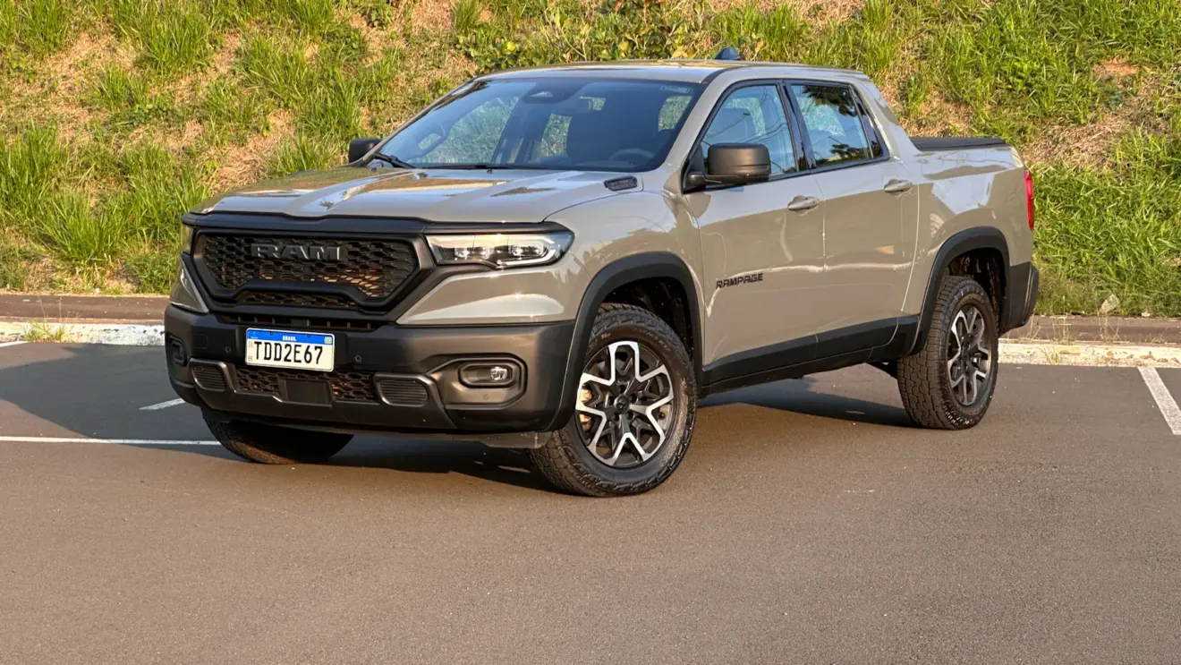 Ram Rampage Rebel diesel cinza com um gramado ao fundo