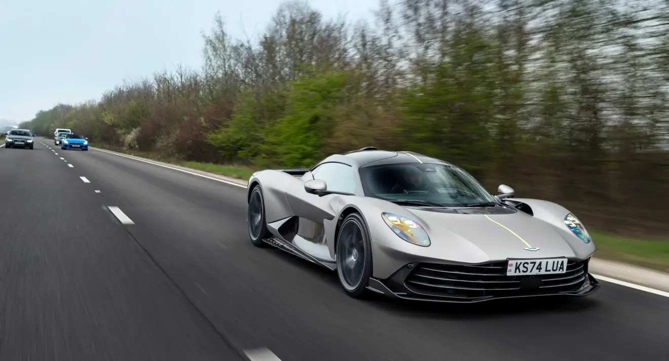 AstonMartin Valhalla de frente andando na estrada