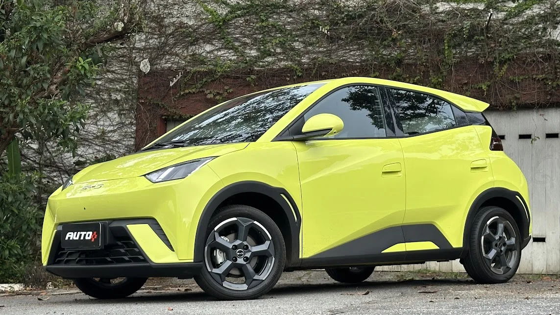 BYD Dolphin Mini parado de dianteira