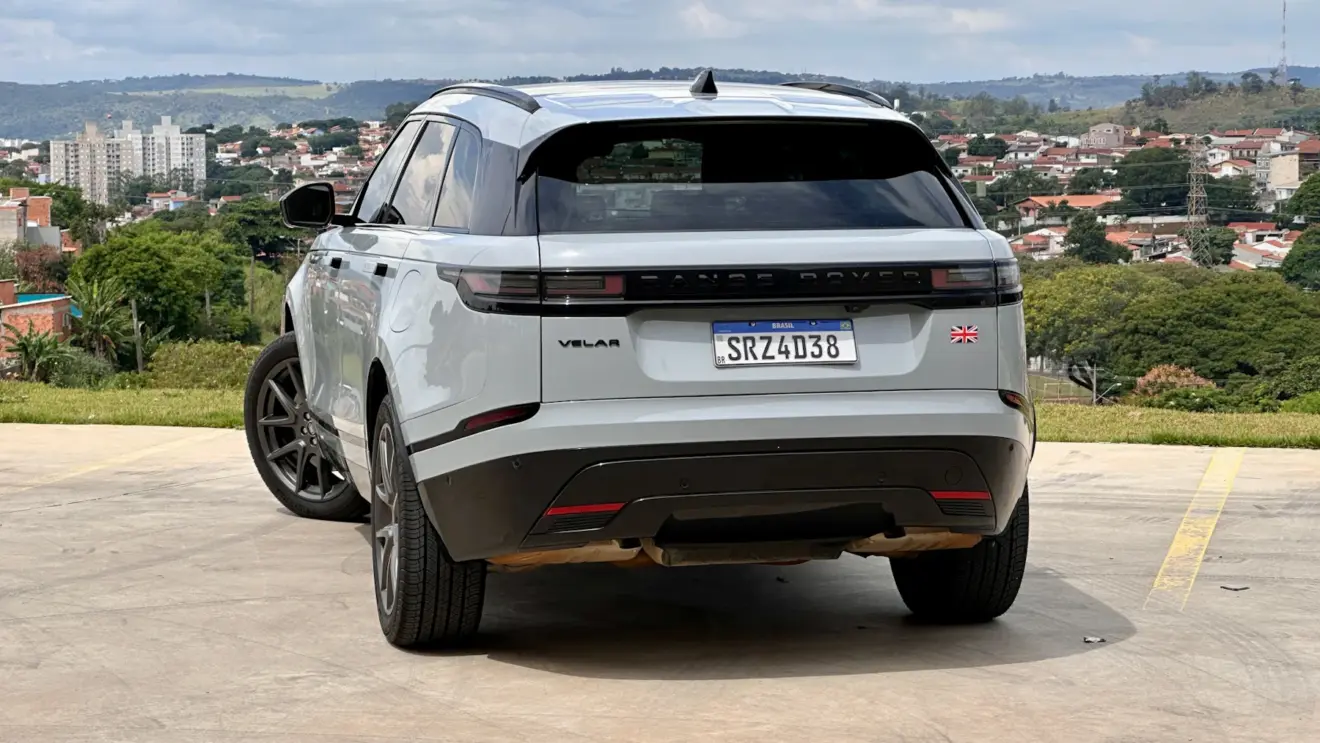 Land Rover Range Rover Velar prata de traseira com uma cidade ao fundo. A JLR sofreu um ataque cibernético