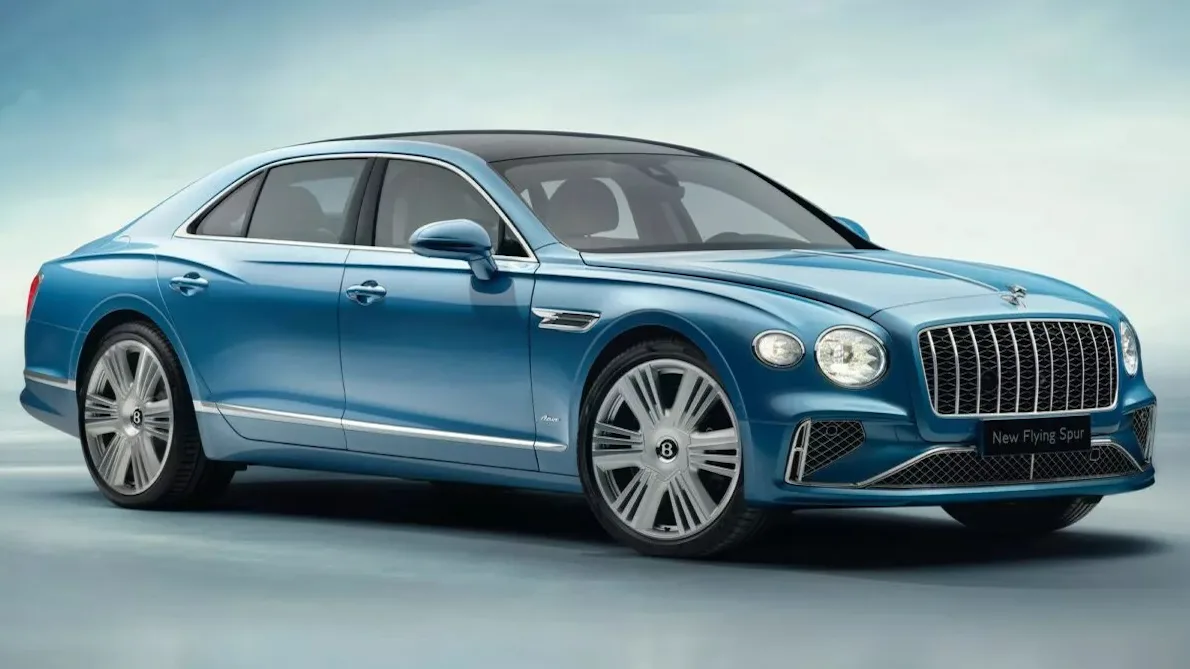 Bentley Continental GT Flying Spur Azure azul com detalhes pratas, visto de lado e com faróis acesos